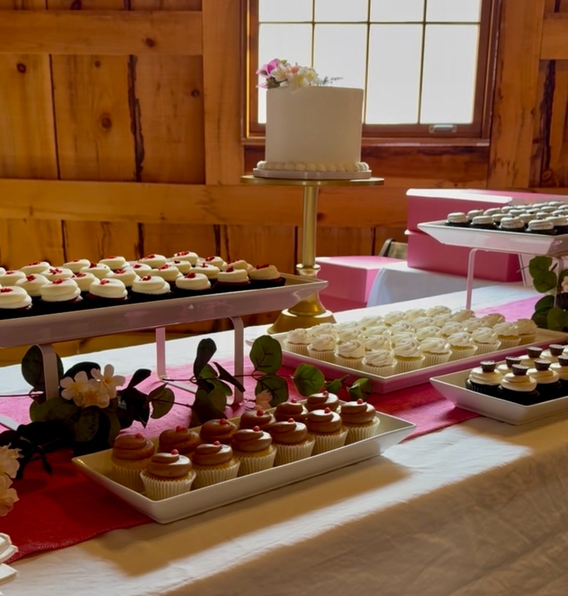 wedding cupcakes and cake display